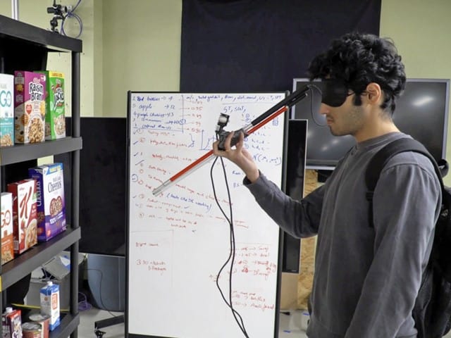 عصا للمشى بالذكاء الاصطناعى للمكفوفين وضعاف البصر