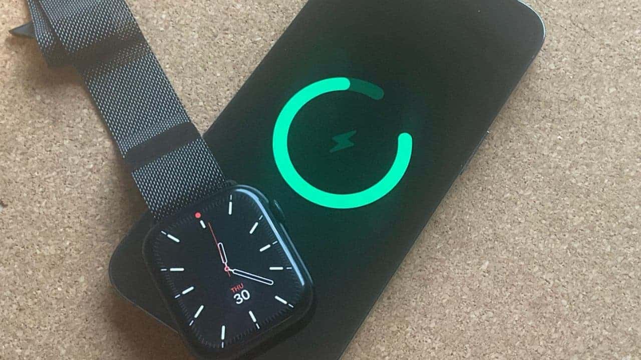 ابل تعمل على تطوير ميزة الشحن العكسي اللاسلكي إضافتها بسلسلة جوالات ايفون 15 القادمة