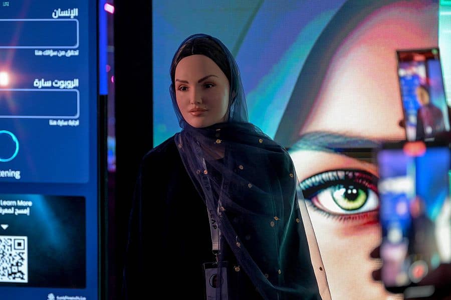 "سارة" روبوت صنع بأيدِ سعودية.. يبهر العالم من معرض ليب 23