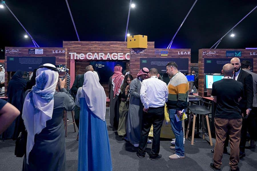 خيمة "كود" تستعرض مجالات ريادة الأعمال الرقمية وسط مشاركة دولية