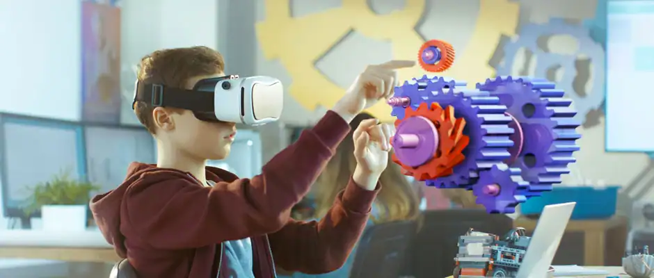 ما دور التكنولوجيا في تطوير المدارس بحلول عام 2050؟