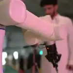 روبوت مُذهل يستقبل زوار «بيبان 23».. يدون أسماءهم ويعد لهم القهوة