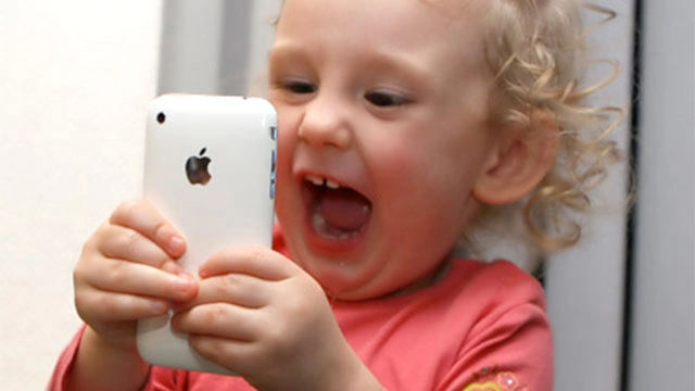 Apple iPhone SE.. أفضل هاتف للأطفال - مجلة عالم التكنولوجيا