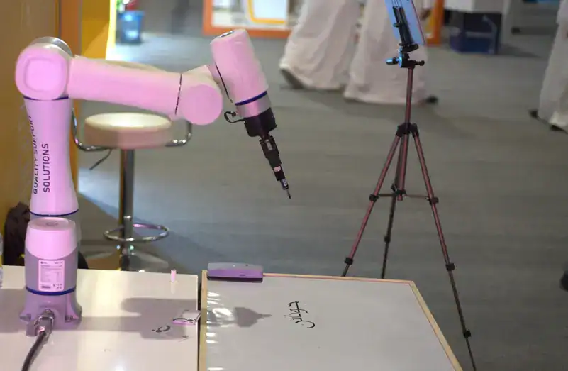 روبوت مُذهل يستقبل زوار «بيبان 23».. يدون أسماهم ويعد لهم القهوة