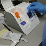 تطوير جهاز استشعار يفرق بين فيروس كورونا والإنفلونزا التقليدية في 10 ثوان