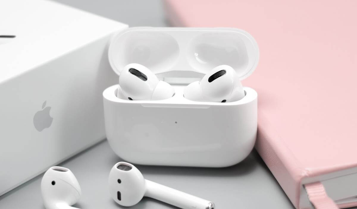 ابل تحاول تصميم علبة AirPods بشاشة تعمل باللمس