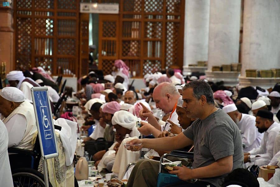 مصليات خاصة و عربات كهربائية لكبار السن والأشخاص ذوي الإعاقة بالمسجد النبوي