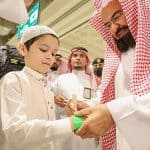 الشيخ السديس يدشِّن أجهزة رقمية لطباعة أساور للزائر الصغير بالمسجد الحرام