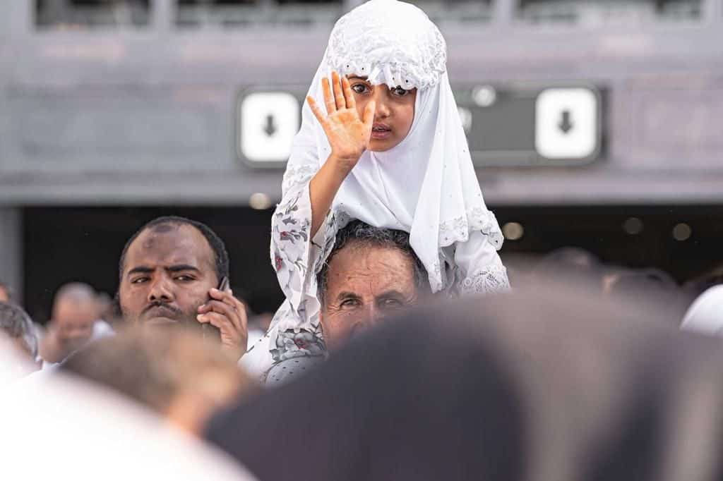 في أمان.. ضيوف الرحمن يؤدون عباداتهم
