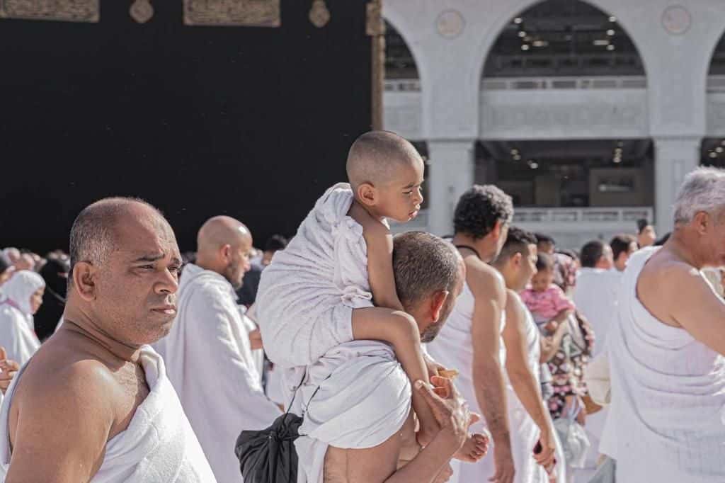 في أمان.. ضيوف الرحمن يؤدون عباداتهم