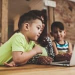 كيف تساعدنا التكنولوجيا في تربية الأطفال؟