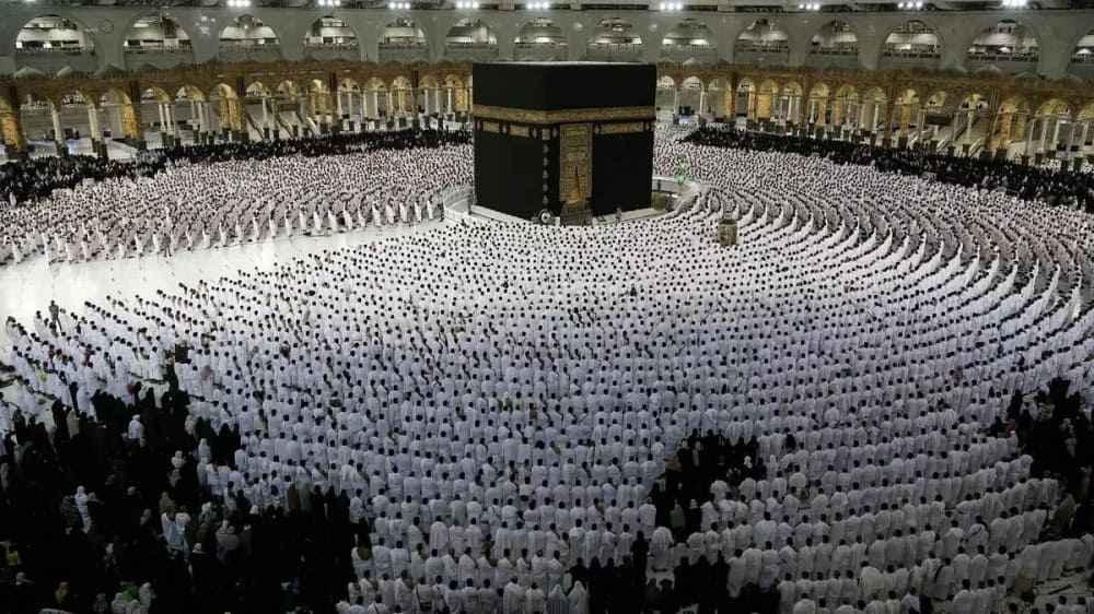 السديس يتدخل لإمامة صلاة الجمعة بعد وعكة صحية لخطيب المسجد الحرام.. فيديو