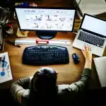 كيفية توصيل اللابتوب بشاشة للعمل أو ممارسة الألعاب