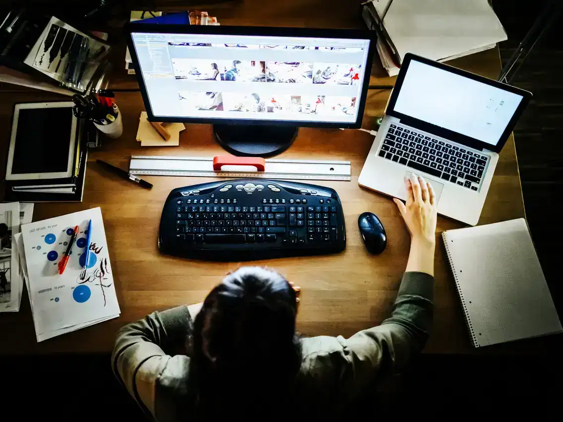 كيفية توصيل اللابتوب بشاشة للعمل أو ممارسة الألعاب