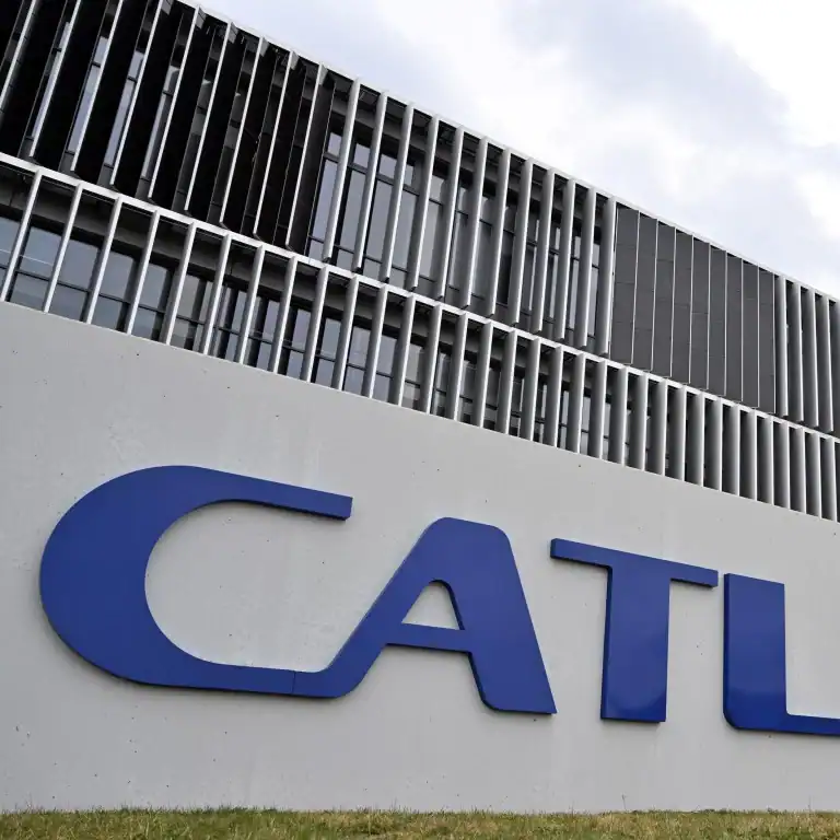 CATL تكشف عن أول بطارية شحن سريع في العالم