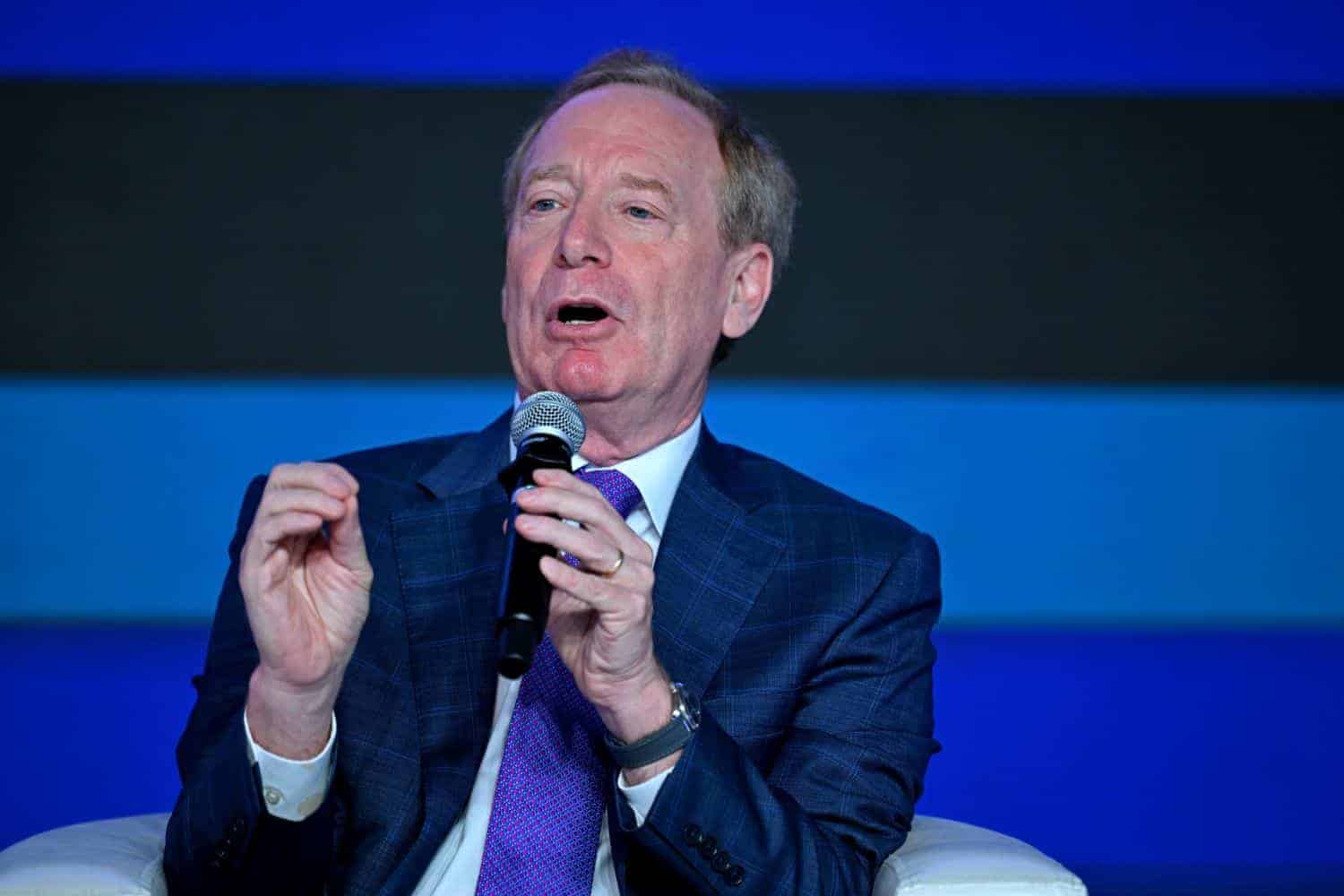 براد سميث يحذّر من أخطاء وسائل التواصل الاجتماعي بالذكاء الاصطناعي