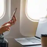 كيفية شحن الجوال أو اللابتوب على متن طائرة