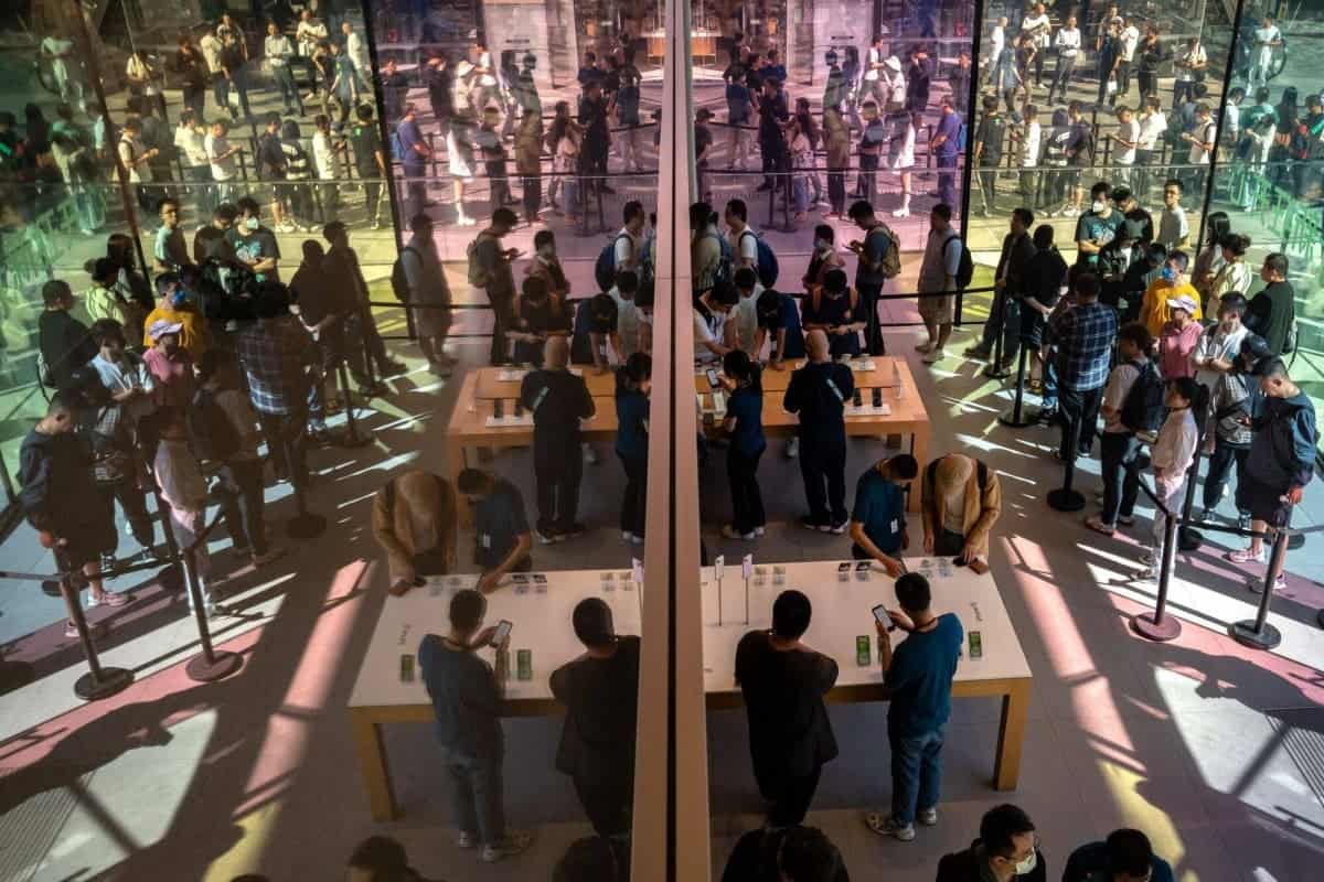 طوابير في الصين بسبب جوال iPhone 15
