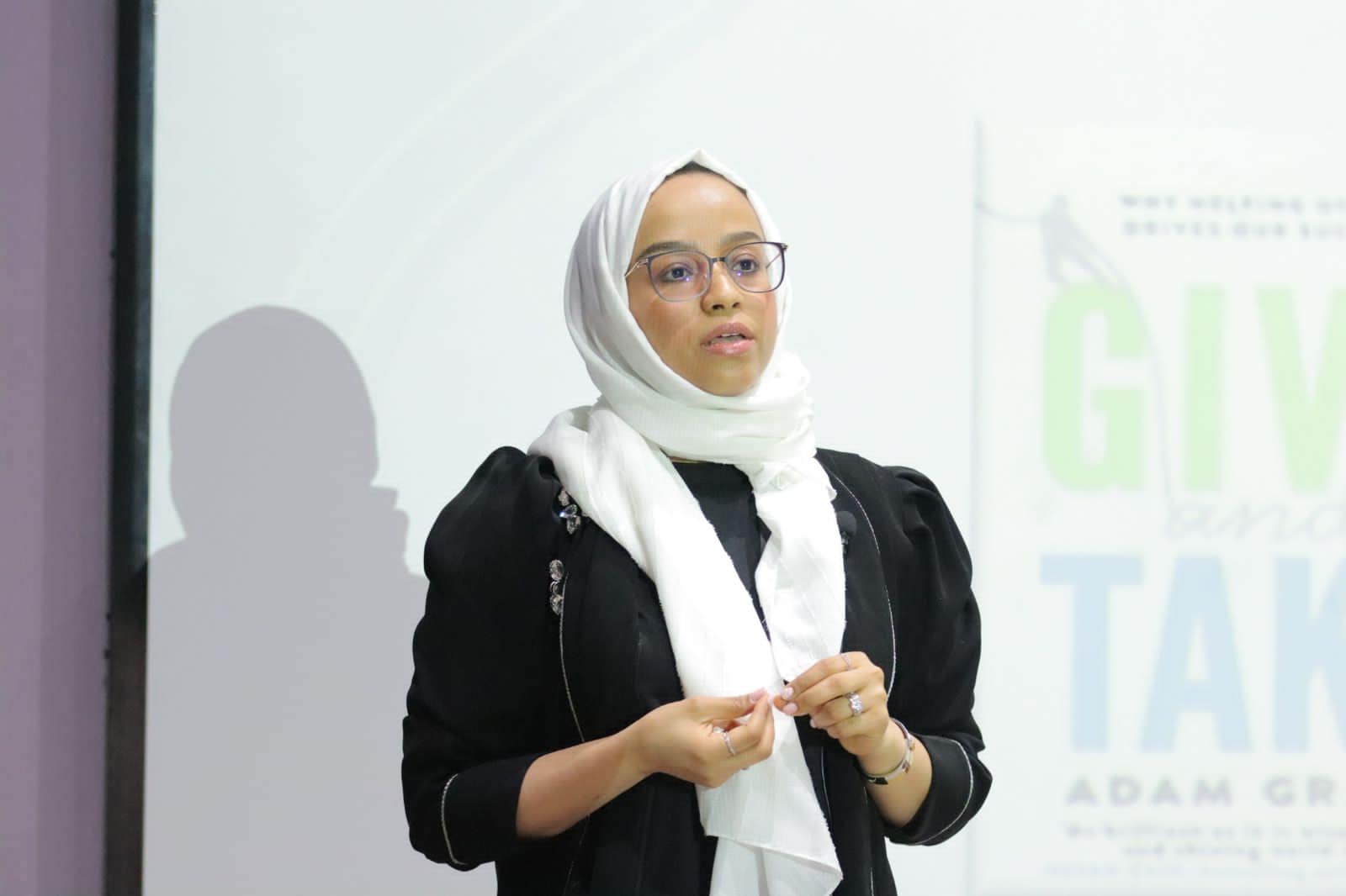 د. أمل المولد عضو هيئة التدريس ورئيسة لجنة الأنشطة الثقافية بقسم الاعلام جامعة أم القرى