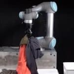 روبوت يلتقط الملابس