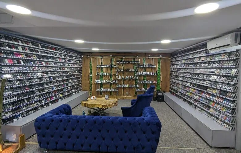 دخل موسوعة جينسيس بـ 3456 هاتف.. رحلة جامع الهواتف المحمولة إلى العالمية