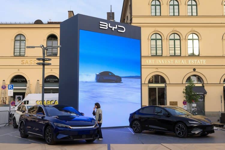 "BYD" الصينية تتفوق على تسلا وتصبح صانع السيارات الكهربائية الأكثر شعبية في العالم