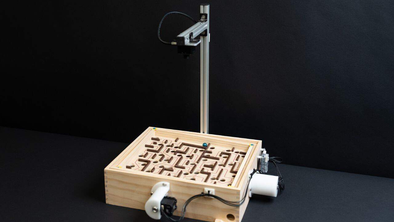 CyberRunner.. روبوت يكسر الرقم القياسي العالمي في لعبة المتاهة