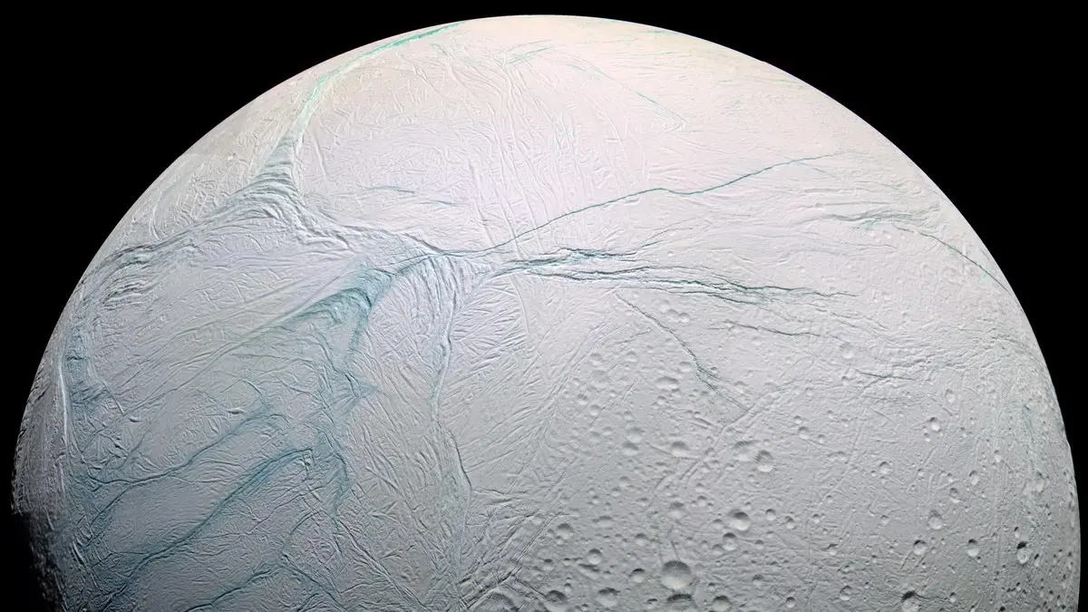 قمر زحل الجليدي إنسيلادوس