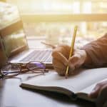 الكتابة على لوحة المفاتيح تقلل من اتصال الدماغ.. تفاصيل