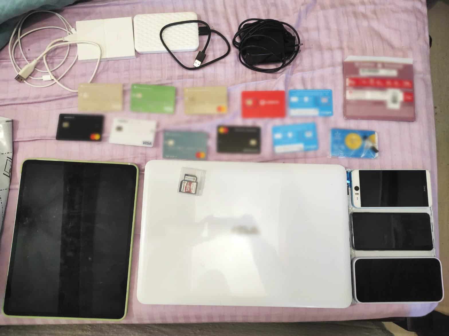 العناصر التي تم ضبطها أثناء اعتقال الهاكر الأوكراني