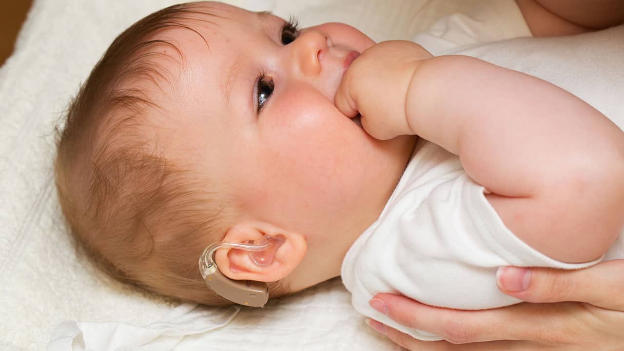 العلاج الجيني يعيد السمع للأطفال المصابين بالصمم الوراثي.. تفاصيل