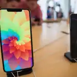 صينيان يواجهان 20 عامًا في السجن لخداع آبل بهواتف آيفون مزيفة..تفاصيل