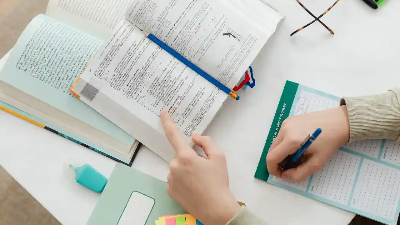 4 أدوات ذكاء اصطناعي مجانية لدفعك نحو النجاح الدراسي..ما هي؟