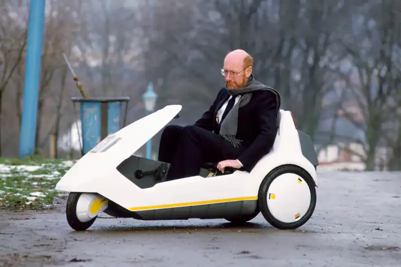 السير كلايف سنكلير يطلق سيارته الكهربائية الجديدة Sinclair C5، في قصر ألكسندرا، لندن في 10 يناير 1985. 