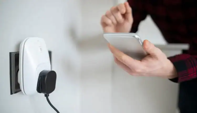 كم يكلفك ترك شاحن هاتفك متصلًا بالكهرباء؟