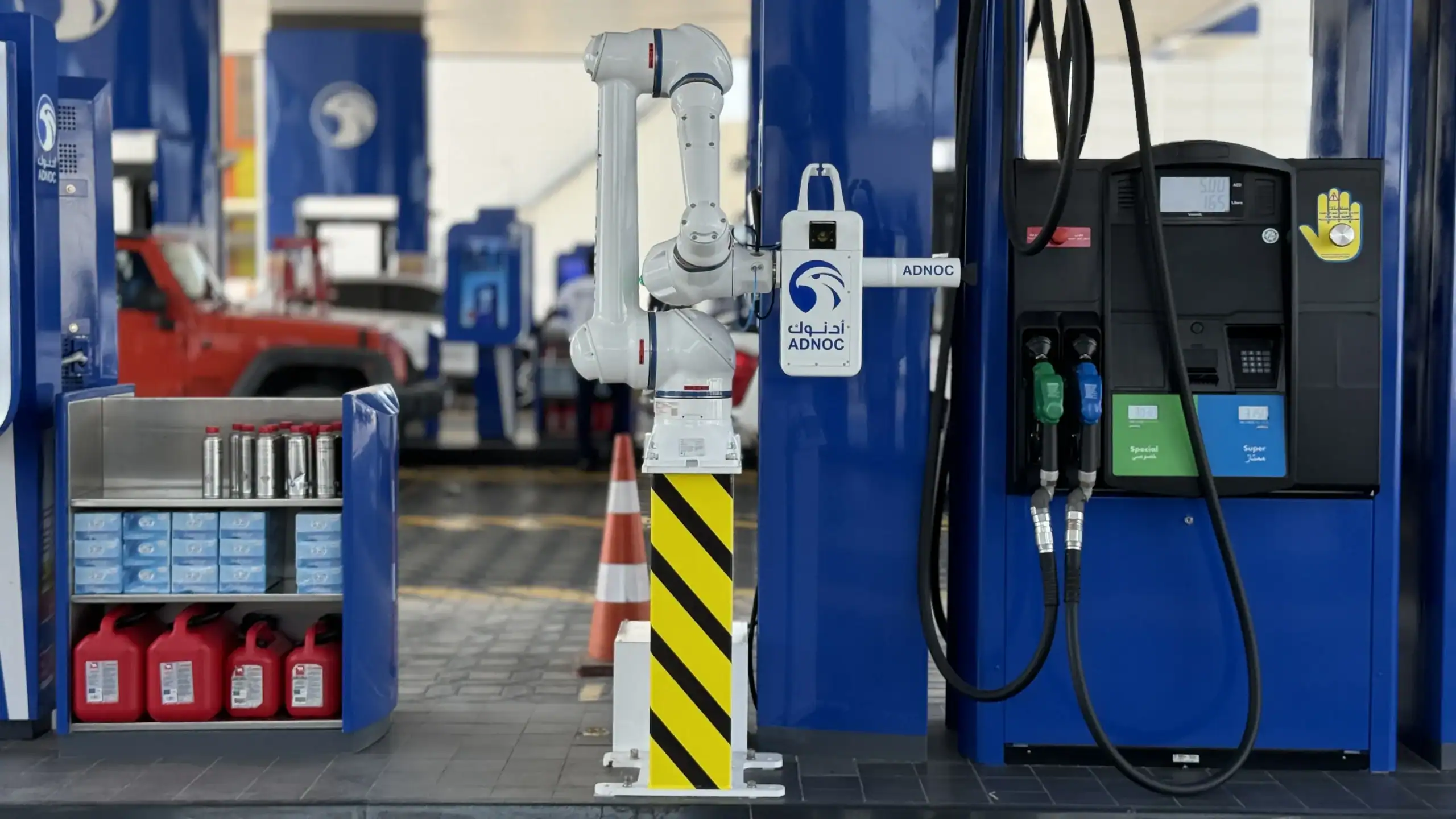 روبوت يملأ الوقود لك في دولة الإمارات العربية المتحدة..هل أنت مستعد!