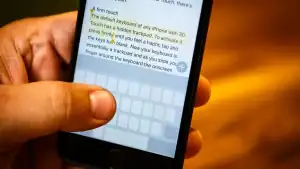 خطوات تسريع تحرير النص باستخدام لوحة التتبع في جوال أيفون 