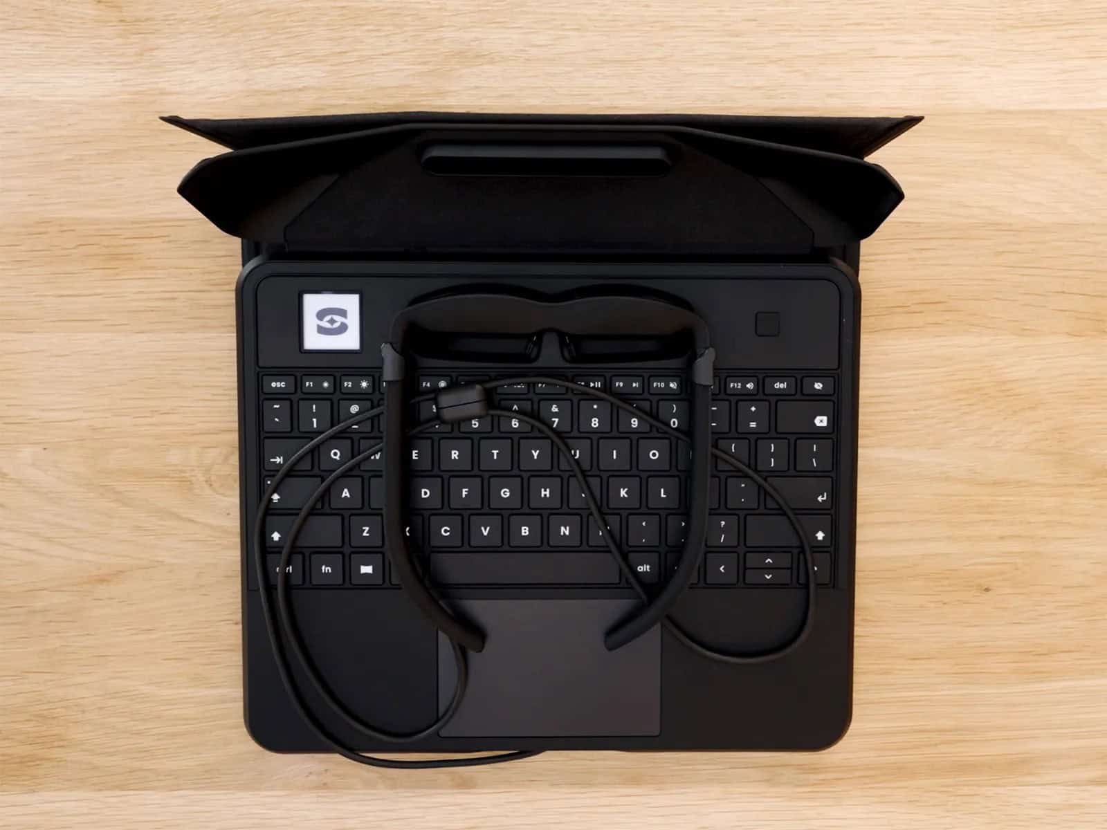 لابتوب Spacetop G1 مع نظارته المدمجة