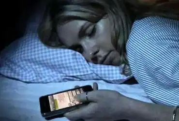 استخدام الهاتف قبل النوم