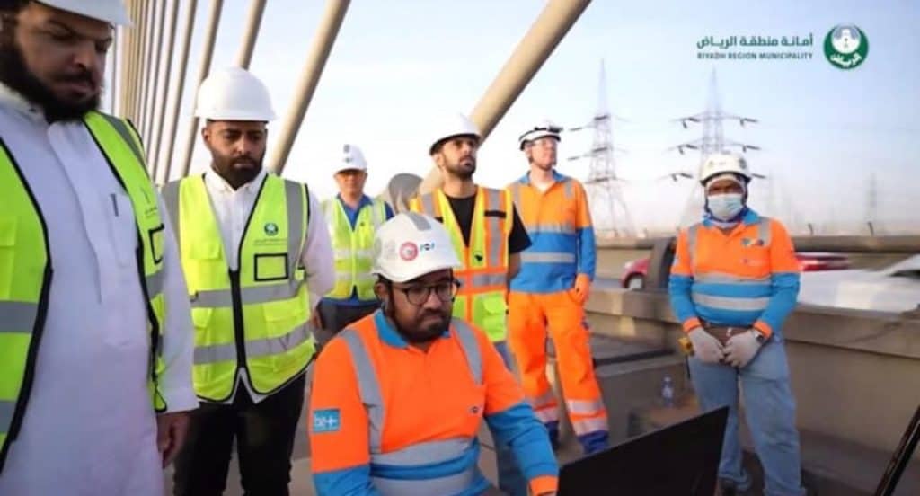 أمانة الرياض تستعين بتقنيات الذكاء الاصطناعي واستخدام الروبوت لفحص مكونات الجسر المعلق