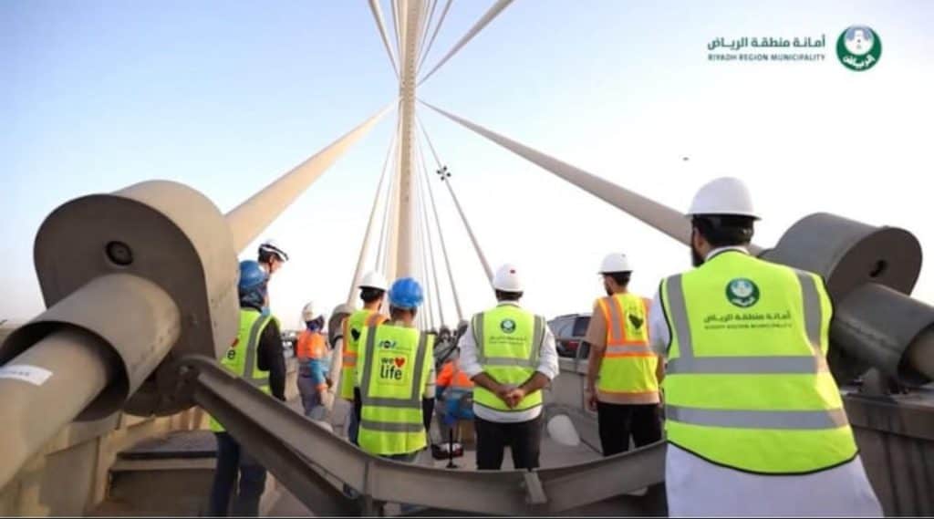 أمانة الرياض تستعين بتقنيات الذكاء الاصطناعي واستخدام الروبوت لفحص مكونات الجسر المعلق