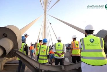 أمانة الرياض تستعين بتقنيات الذكاء الاصطناعي واستخدام الروبوت لفحص مكونات الجسر المعلق