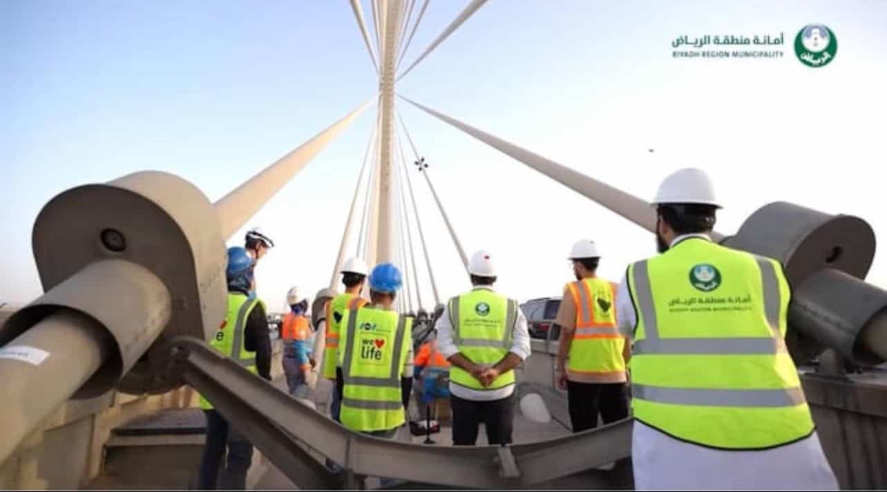 أمانة الرياض تستعين بتقنيات الذكاء الاصطناعي واستخدام الروبوت لفحص مكونات الجسر المعلق