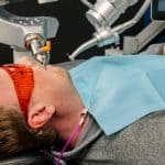 روبوت يجري عملية جراحية كاملة بالأسنان.. إليك التفاصيل