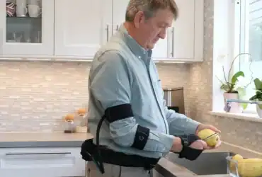 ابتكار قفاز آلي ناعم يعيد قوة القبضة إلى الأيدي الضعيفة