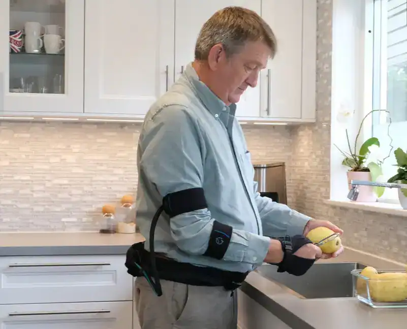 ابتكار قفاز آلي ناعم يعيد قوة القبضة إلى الأيدي الضعيفة