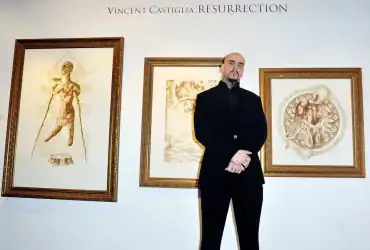 فنان يرسم بالدم البشري