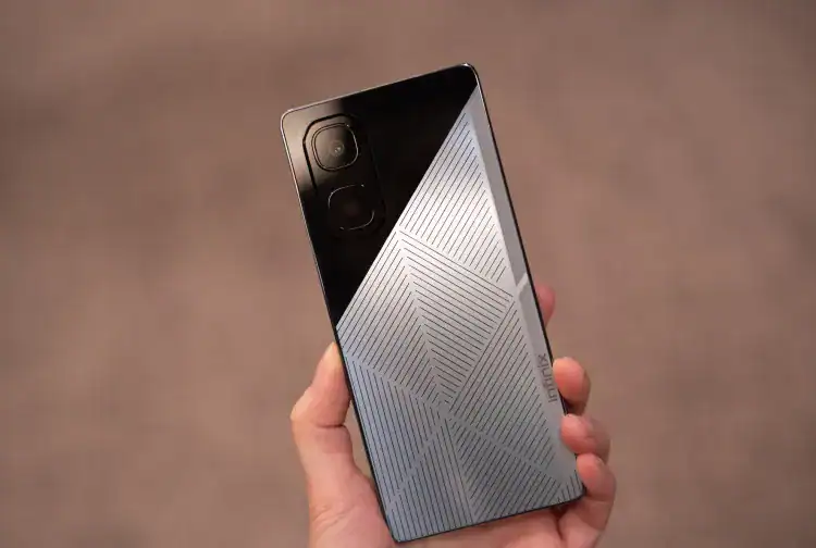 شحن الهاتف بالطاقة الشمسية