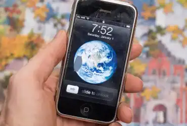 أول هواتف أيفون