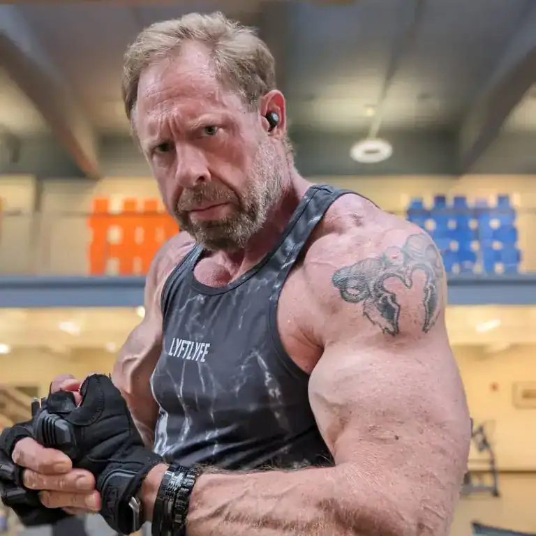 رجل يقتل والدته بسبب الذكاء الاصطناعي